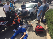 بالصور: اصابة متوسطة لشاب بحادث طرق بين دراجة ومركبة بمدينة يافا 